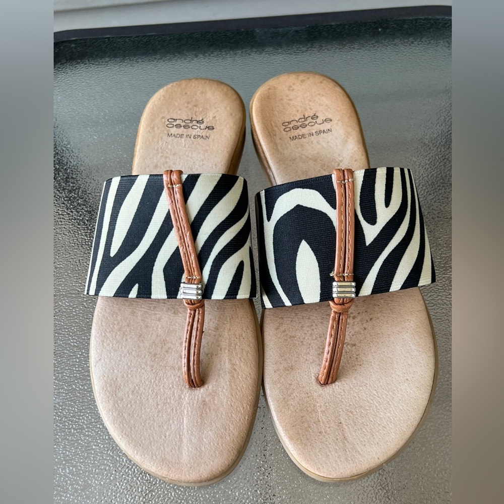 Andre Assous White Black Thong Wedge Sandals Shoes  Women’s 37 / US 7